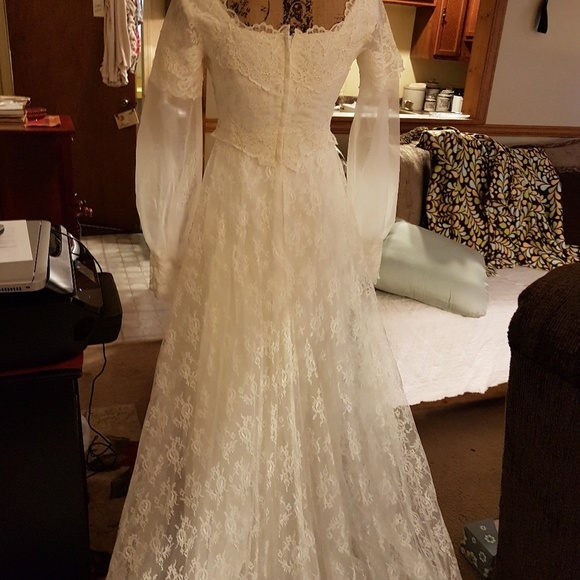 RARE! SALE!!  was $599 Pristine White Vintage Lace Wedding Gown - Picture 3 of 9
